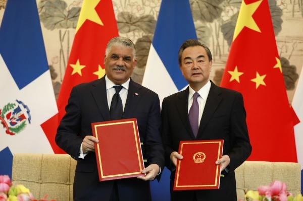Ngoại trưởng Cộng hòa Dominica Miguel Vargas và Ngoại trưởng Trung Quốc Vương Nghị ký văn kiện hợp tác tại Bắc Kinh, ảnh: Times Caribbean.