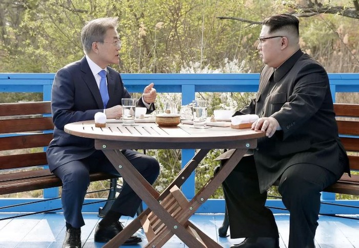 Tổng thống Hàn Quốc Moon Jae-in và Chủ tịch Triều Tiên Kim Jong-un đàm đạo tại Bàn Môn Điếm ngày 27/4, ảnh: Đa Chiều.