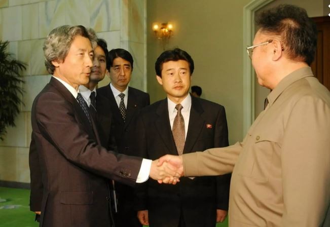 Thủ tướng Nhật Bản Juichiro Koizumi bắt tay nhà lãnh đạo Triều Tiên Kim Jong-il trong chuyến thăm Bình Nhưỡng ngày 17/9/2002, ông Shinzo Abe khi đó cũng tháp tùng (người thứ 3, bên trái), ảnh: Nikkei Asia Review.