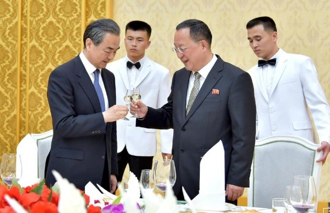 Ngoại trưởng Triều Tiên Ri Yong-ho chiêu đãi Ngoại trưởng Trung Quốc Vương Nghị, ảnh: KCNA.