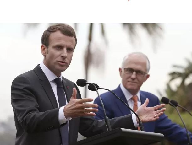 Tổng thống Pháp Emmanuel Macron và Thủ tướng Australia, Malcolm Turnbull, ảnh: AP.
