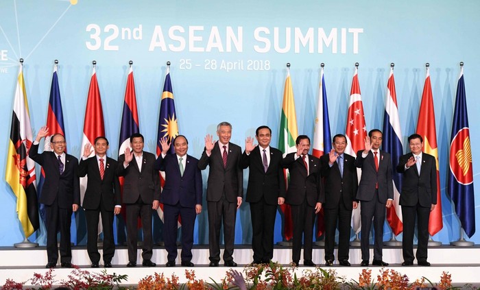 Các nhà lãnh đạo 10 nước ASEAN tại hội nghị thượng đỉnh lần thứ 32 ở Singapore, ảnh: The Nation.