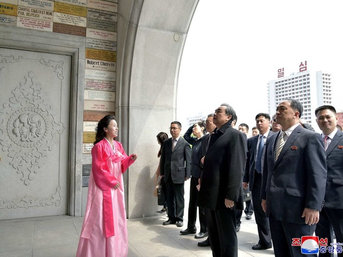 Bình Nhưỡng đã bố trí để Ngoại trưởng Vương Nghị và phái đoàn Trung Quốc đến thăm quan tháp Tư tưởng Chủ thể ở quảng trường Kim Nhật Thành, ảnh: Đa Chiều.