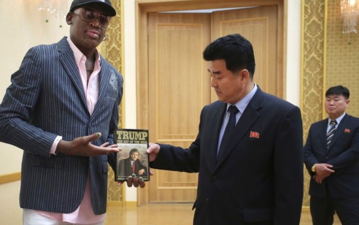 Dennis Rodman đã tặng ông Kim Jong-un một cuốn &quot;Nghệ thuật đàm phán&quot;, ảnh: smithsdaily.com.