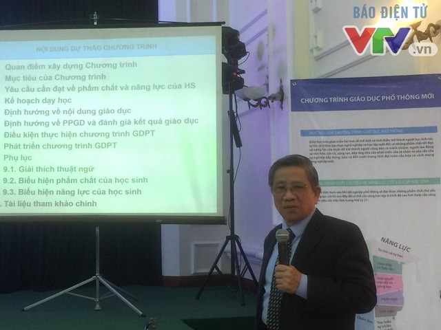 Giáo sư Nguyễn Minh Thuyết - Tổng chủ biên chương trình tổng thể giới thiệu chương trình mới, ảnh: VTV.vn.