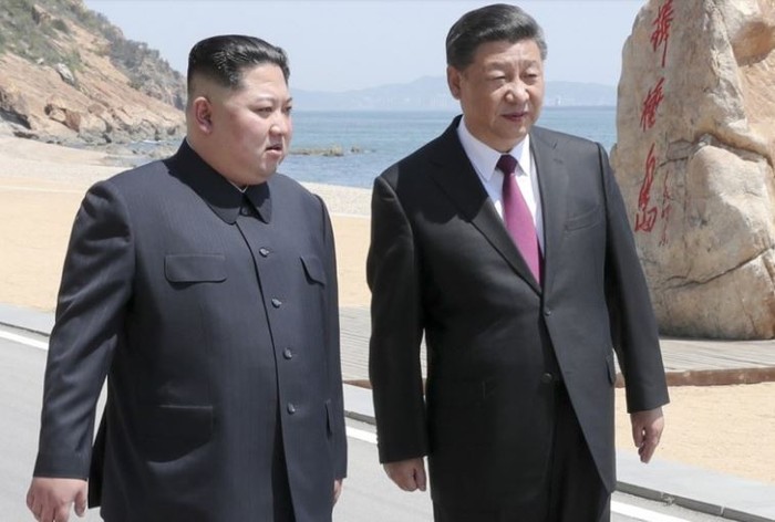 Ông Kim Jong-un và ông Tập Cận Bình đi dạo trên bãi biển, ảnh: SCMP.