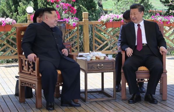 Chủ tịch Trung Quốc Tập Cận Bình và nhà lãnh đạo Triều Tiên Kim Jong-un trùng phùng chỉ sau hơn 1 tháng, ảnh: SCMP.