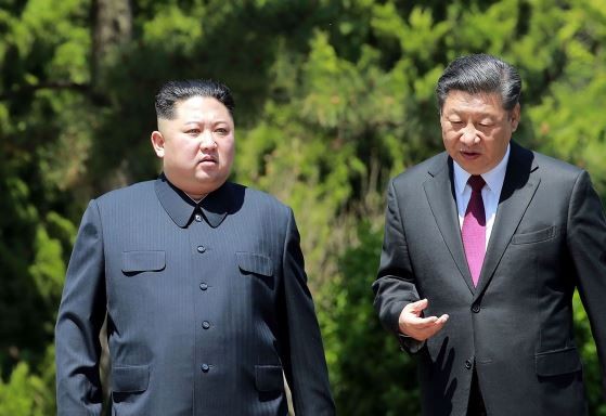 Chủ tịch Trung Quốc Tập Cận Bình và nhà lãnh đạo Triều Tiên Kim Jong-un tại Đại Liên, Trung Quốc, ảnh: SCMP.