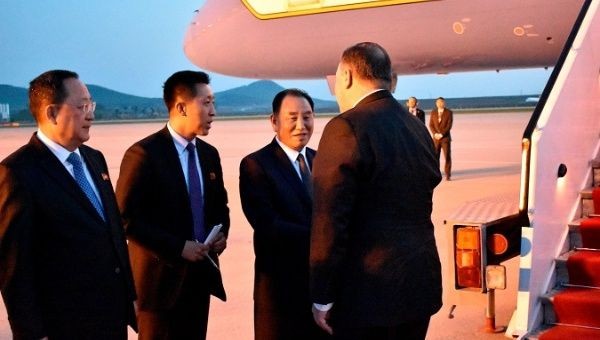 Phó Chủ tịch Đảng Lao động Triều Tiên Kim Yong-chol (thứ 3 từ trái qua) tiễn Ngoại trưởng Mỹ ra tận sân bay cho thấy Bình Nhưỡng tiếp đãi rất trọng thị. Người ngoài cùng bên trái là Ngoại trưởng Ri Yong-ho. Ảnh: Đa Chiều.
