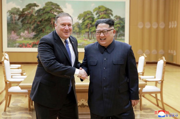 Ngoại trưởng Hoa Kỳ Mike Pompeo và Chủ tịch Triều Tiên Kim Jong-un tại Bình Nhưỡng, ảnh: KCNA / Reuters.