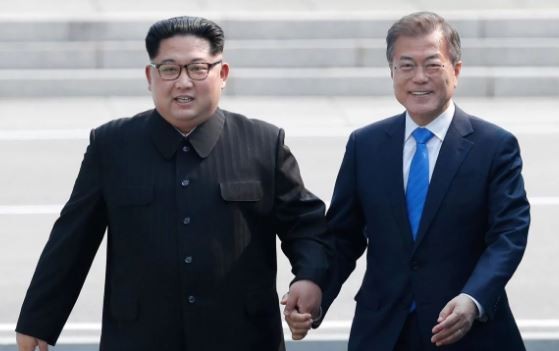Nhà lãnh đạo Triều Tiên Kim Jong-un và Tổng thống Hàn Quốc tại cuộc gặp thượng đỉnh ngày 27/4 ở Vĩ tuyến 38. Ảnh: The Australian.