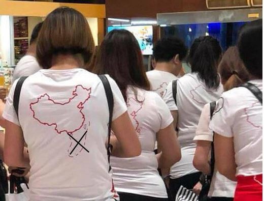 Một số du khách Trung Quốc mặc áo thun in hình lưỡi bò nhập cảnh tại cảng hàng không quốc tế Cam Ranh tối 13/5 bị lực lượng chức năng Việt Nam phát hiện và xử lý. Ảnh: http://philippineslifestyle.com