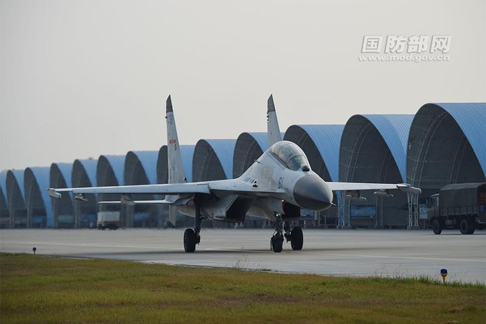 Trung Quốc đã bố trí bất hợp pháp chiến đấu cơ J-11 trên đảo Phú Lâm, Hoàng Sa (thuộc Đà Nẵng, Việt Nam) từ 2016 và nhiều khả năng sẽ làm điều này ở các đảo nhân tạo bất hợp pháp dưới Trường Sa. Ảnh: J-11 tham gia huấn luyện ở Biển Đông năm 2016, nguồn: Bộ Quốc phòng Trung Quốc.