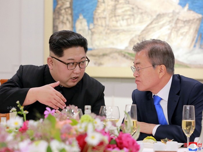 Nhà lãnh đạo Triều Tiên Kim Jong-un và Tổng thống Hàn Quốc tại cuộc gặp thượng đỉnh ngày 27/4 ở Vĩ tuyến 38. Ảnh: EER.