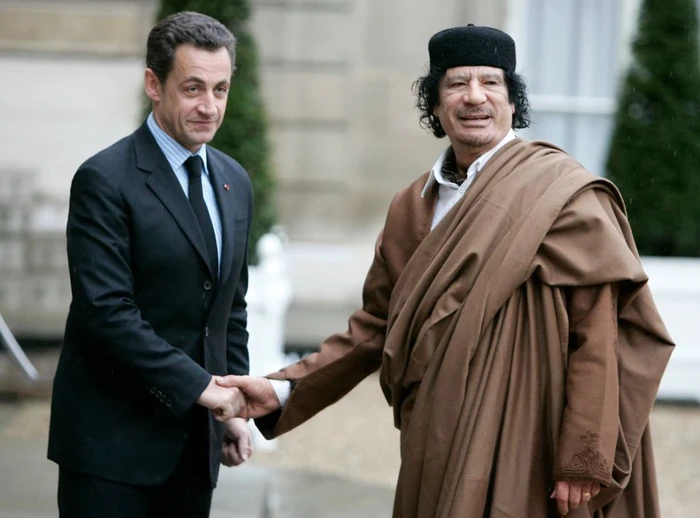 Ngày 10/12/2007 Tổng thống Pháp Nicolas Sarkozy còn chào đón Đại tá Moammar Gaddafi tại Điện Elysee ở Paris, 4 năm sau ông Sarkozy đã đứng sau vụ can thiệp quân sự vào Libya dẫn đến Gaddafi bị lật đổ và bị hành quyết. Ảnh: The Washington Post.