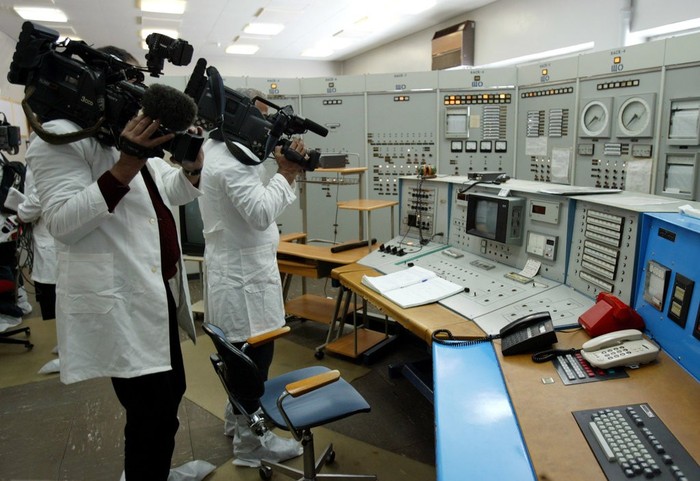 Các nhà báo Mỹ đi thăm trung tâm hạt nhân Tajura của Libya tháng 1/2004 sau khi Đại tá Moammar Gaddafi tuyên bố ý định hủy bỏ chương trình phát triển vũ khí hạt nhân. Ảnh: The New York Times.