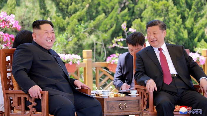 Nhà lãnh đạo Triều Tiên Kim Jong-un và Chủ tịch Trung Quốc Tập Cận Bình tại Đại Liên hôm 7/5, ảnh: KCNA.
