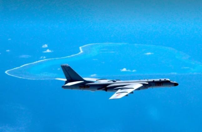 Máy bay ném bom Trung Quốc H-6K tuần tra bất hợp pháp ở khu vực quần đảo Hoàng Sa thuộc chủ quyền Việt Nam, ảnh: AP.