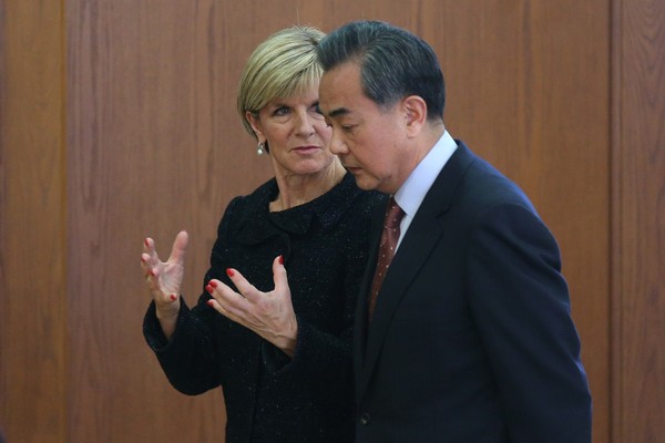 Ngoại trưởng Australia Julie Bishop trao đổi với người đồng cấp Trung Quốc Vương Nghị, ảnh: Zimbio.
