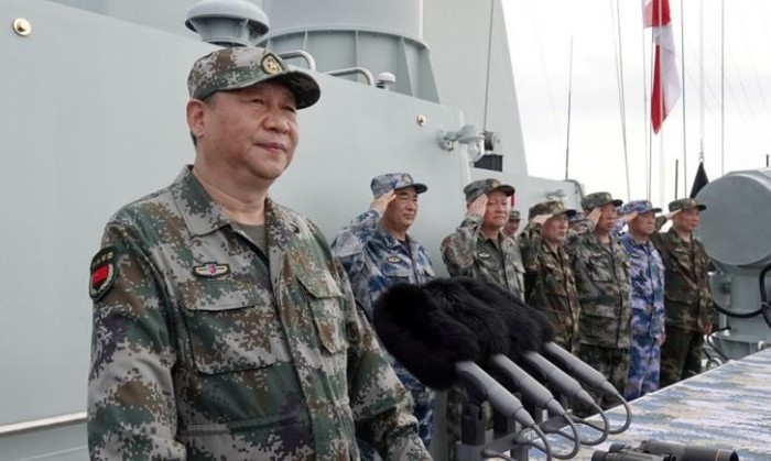 Ông Tập Cận Bình quan sát cuộc duyệt binh, tập trận trên Biển Đông trong tháng Tư 2018, ảnh: SCMP.