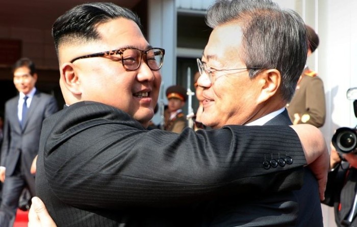 Nhà lãnh đạo Triều Tiên Kim Jong-un và Tổng thống Hàn Quốc vui vẻ ôm hôn trước khi chia tay, dấu hiệu cho thấy hội nghị đã thành công, theo Yonhap. Ảnh: SCMP.