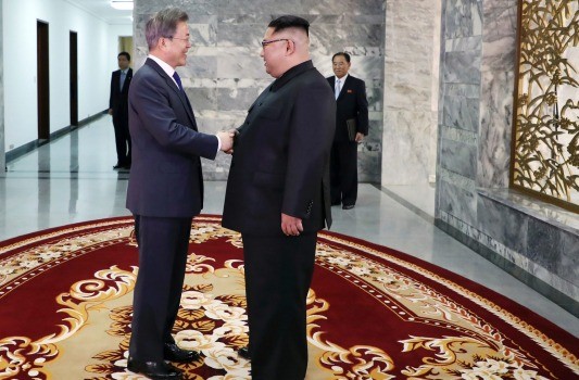 Ông Kim Jong-un đón Tổng thống Hàn Quốc Moon Jae-in tại tòa nhà Thống nhất phía Bắc Vĩ tuyến 38, thuộc lãnh thổ Triều Tiên. Ảnh: AP.