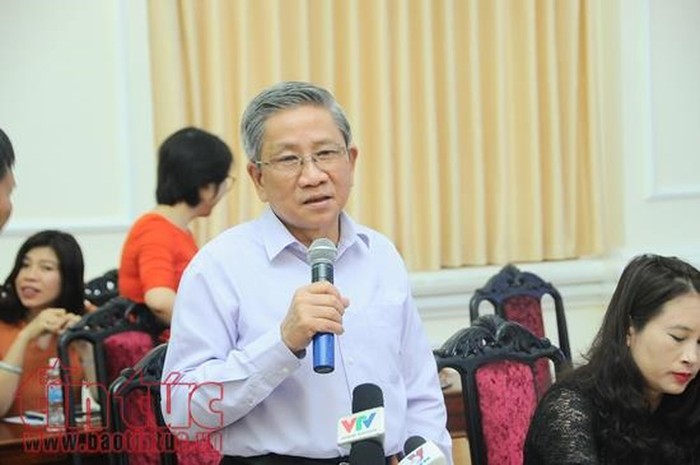 Giáo sư Nguyễn Minh Thuyết trao đổi với truyền thông về chương trình mới trên cương vị Tổng chủ biên, ảnh: Báo Tin Tức.