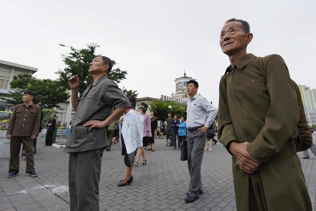 Dân chúng Bình Nhưỡng theo dõi thông tin về cuộc họp thượng đỉnh Mỹ - Triều qua bảng tin công cộng. Ảnh: CBN News.
