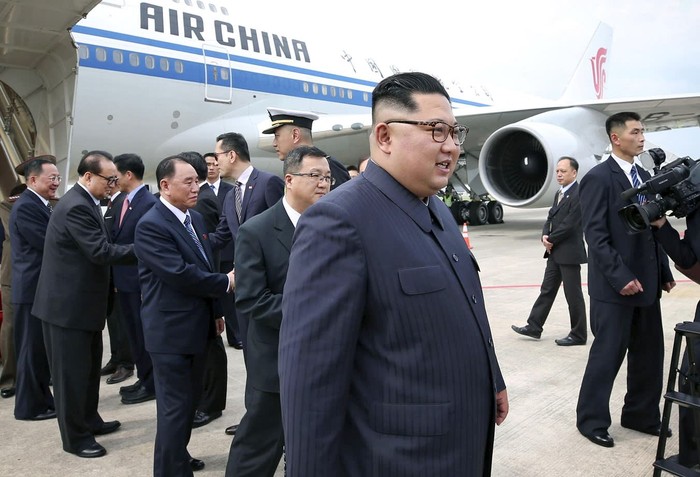 Ông Kim Jong-un và phái đoàn Triều Tiên hạ cánh xuống sân bay Changi, Singapore 3 giờ chiều qua 10/6, từ chiếc máy bay Trung Quốc. Ảnh: Nikkei Asia Review.