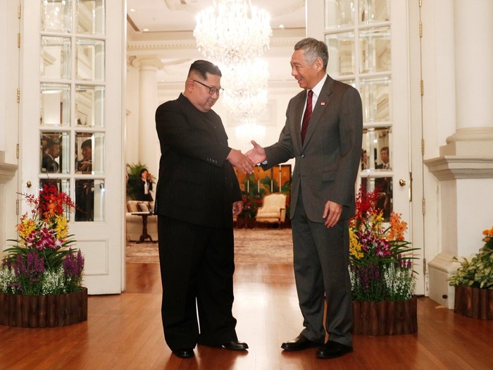 Nhà lãnh đạo Triều Tiên Kim Jong-un đã gặp Thủ tướng nước chủ nhà Lý Hiển Long ngay chiều tối qua và bày tỏ cảm ơn Singapore đã chi trả hóa đơn khách sạn cho ông, ảnh: Reuters / Đa Chiều.
