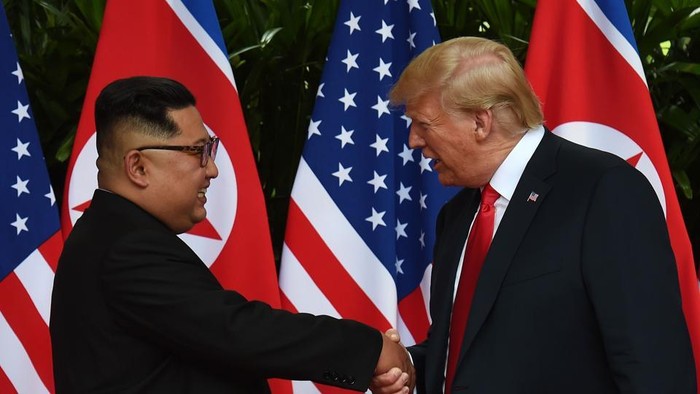 Cái bắt tay lịch sử giữa Chủ tịch Triều Tiên Kim Jong-un với Tổng thống Hoa Kỳ Donald Trump tại Singapore, ảnh: Hindustan Times.