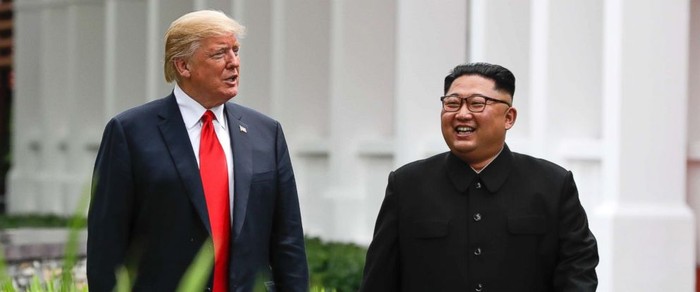 Nhà lãnh đạo Triều Tiên Kim Jong-un tỏ ra rất đĩnh đạc, tự tin và cởi mở trong cuộc gặp thượng đỉnh với Tổng thống Mỹ Donald Trump, ảnh hai nhà lãnh đạo đi dạo trong khuôn viên khách sạn sau bữa trưa, nguồn: ABC News.