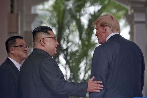 Hai nhà lãnh đạo Mỹ - Triều đã có những cử chỉ khá thân mật trong lần đầu gặp mặt, ảnh: Time.