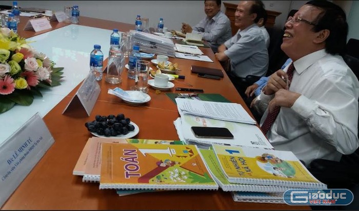 Chồng bản thảo sách giáo khoa lớp 1 mới biên soạn xong được ông Ngô Trần Ái đặt trên bàn làm việc sau khi giới thiệu, báo cáo với Đoàn giám sát hôm 7/5, ảnh: GDVN.