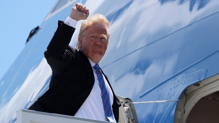 Tổng thống Donald Trump bước lên chiếc Air Force One lên đường sang Singapore dự thượng đỉnh Mỹ - Triều từ một căn cứ quân sự ở Canada, ảnh: Nikkei Asia Review.