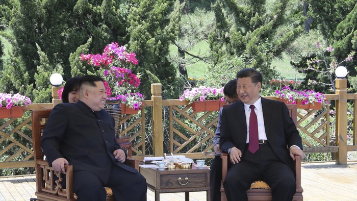 Ông Kim Jong-un cũng rất tự tin và đĩnh đạc trước Chủ tịch Trung Quốc Tập Cận Bình, ảnh: BT.com.