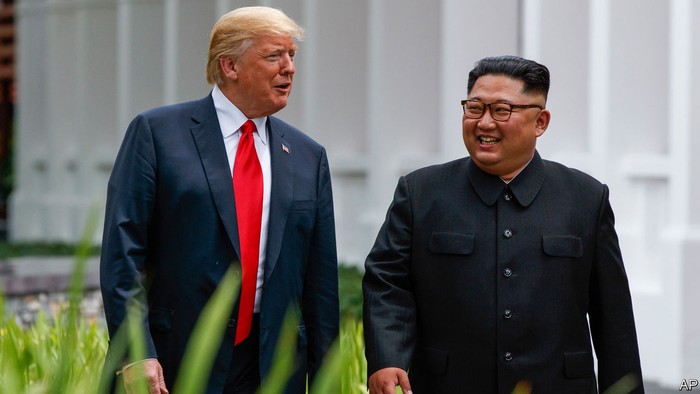 Tổng thống Hoa Kỳ Donald Trump và Chủ tịch Triều Tiên Kim Jong-un đi dạo trong khuôn viên khách sạn, ảnh: The Economist.