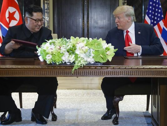 Ông Kim Jong-un rất thoải mái, tự tin trong lễ ký tuyên bố chung với Tổng thống Hoa Kỳ, thỏa thuận đã đạt được từ hôm trước. Ảnh: USA Today.