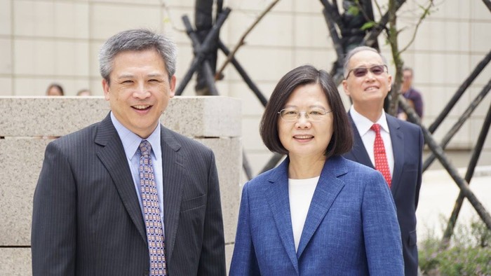 Bà Thái Anh Văn và Giám đốc Viện Mỹ tại Đài Loan trong ngày khánh thành trụ sở mới, ảnh: AIT.