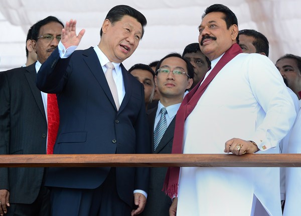 Tổng thống Sri Lanka Mahinda Rajapaksa và Chủ tịch Trung Quốc Tập Cận Bình trong lễ khánh thành dự án Thành phố cảng Colombo trị giá 1,4 tỉ USD vay Trung Quốc, ngày 18/9/2014, ảnh: China Daily.