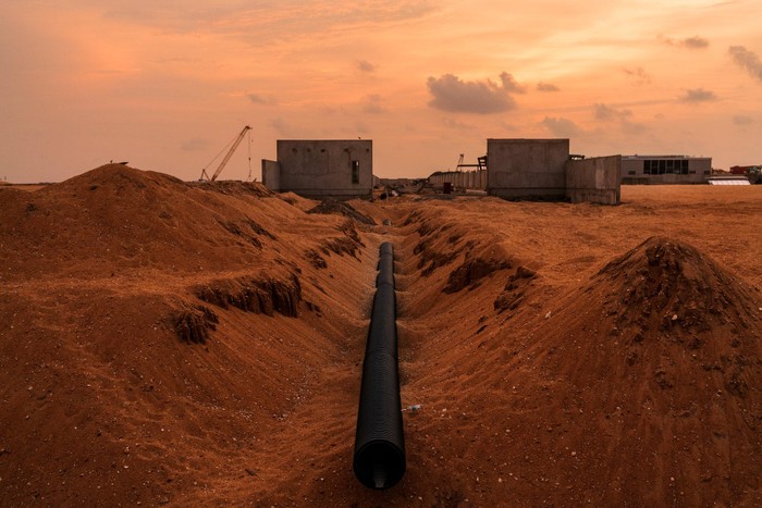 Đường ống tại dự án Colombo Port City do Trung Quốc xây dựng, ảnh: The New York Times.