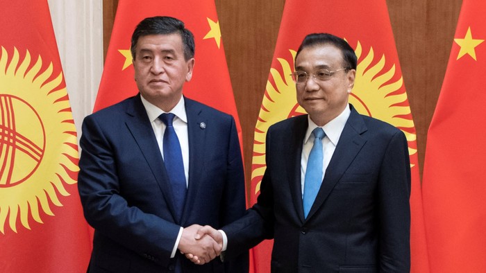 Tổng thống Kyrgyzstan Sooronbai Jeenbekov bắt tay với Thủ tướng Trung Quốc Lý Khắc Cường tại Bắc Kinh vào ngày 7/6. Ảnh: Reuters.