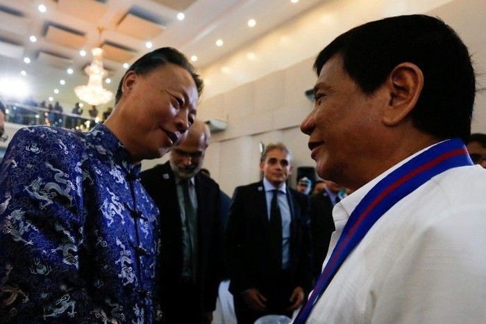 Đại sứ Trung Quốc tại Philippines Triệu Giám Hoa và Tổng thống Rodrigo Duterte năm 2016. Ảnh: Philstar.