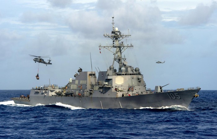 Hoa Kỳ bảo vệ tự do hàng hải ở Biển Đông và thách thức các hành vi của Trung Quốc vi phạm Công ước Liên Hợp Quốc về Luật Biển 1982. Ảnh tàu khu trục USS Dewey trong một hoạt động bảo vệ tự do hàng hải ở Biển Đông, nguồn: The National Interest.