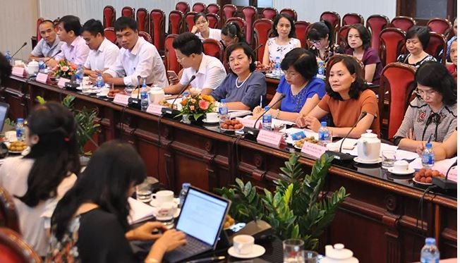 Lãnh đạo một số trường trung học cơ sở tuyển sinh lớp 6 song bằng tại Hà Nội tham gia buổi giao lưu trực tuyến ngày 10/7 tại Báo Nhân Dân điện tử. Ảnh: Báo Nhân Dân điện tử.