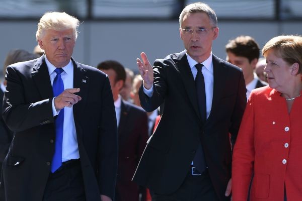 Tổng thống Donald Trump và Tổng thư ký NATO, lãnh đạo quốc gia thành viên NATO. Ảnh: CNBC / Getty Images.