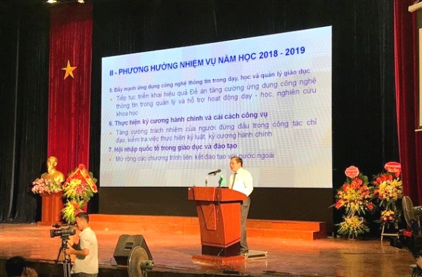 Phó Giám đốc Sở Giáo dục và Đào tạo Lê Ngọc Quang đọc báo cáo tổng kết năm học, ảnh: VA / Báo Điện tử Đảng Cộng sản Việt Nam.