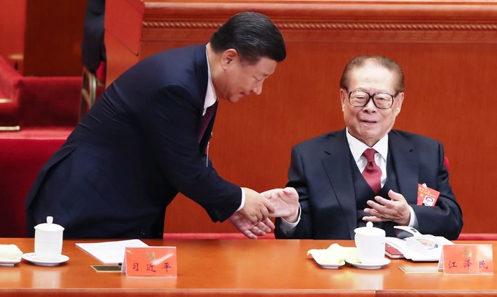Ông Tập Cận Bình thăm hỏi ông Giang Trạch Dân tại Đại hội 19 Đảng Cộng sản Trung Quốc năm 2017, ảnh: Nikkei Asian Review.