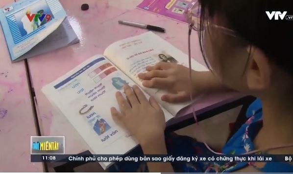 Học sinh lớp 1 vùng Đồng bằng sông Cửu Long gặp khó khăn với Tiếng Việt lớp 1 Công nghệ giáo dục, theo phản ánh của VTV 9. Ảnh chụp màn hình.