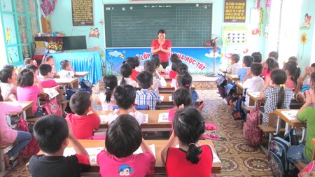 Cô giáo Ðặng Thị Liễu và học sinh khối 1 Trường Tiểu học Kỳ Bá (thành phố Thái Bình) trong tiết học môn tiếng Việt 1 theo chương trình công nghệ giáo dục. Ảnh: Báo Thái Bình.